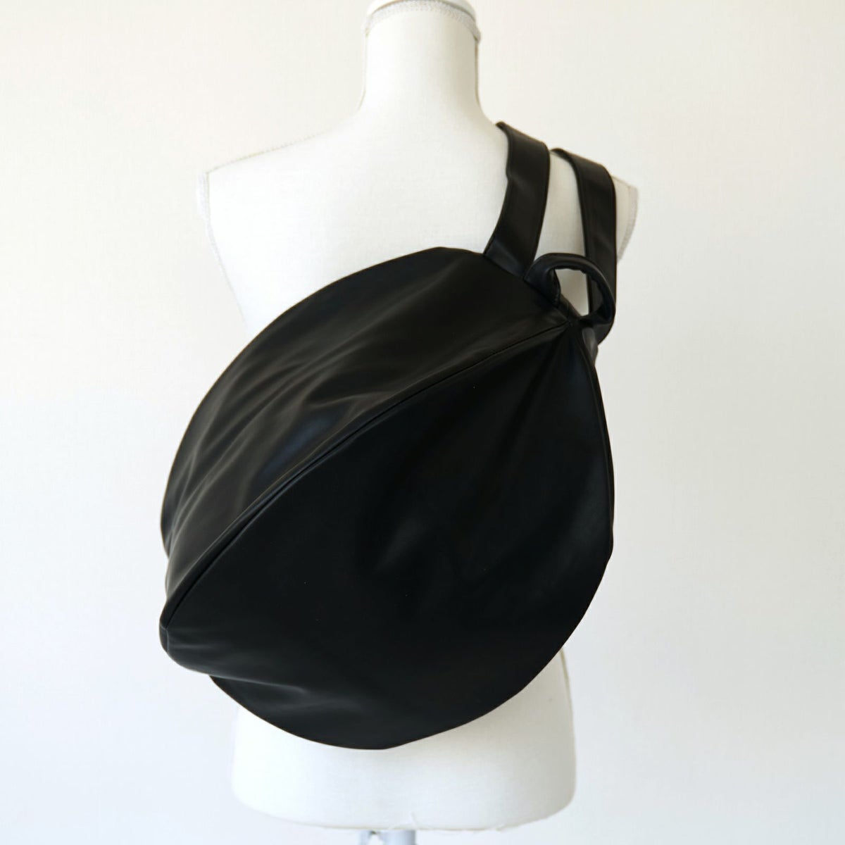 大きなPUレザーリュック男女兼用ブラック