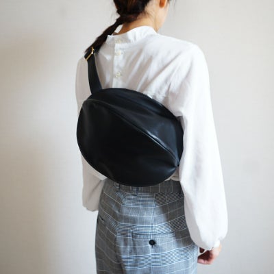 ころんと丸いボティバッグ男女兼用PUレザーブラック