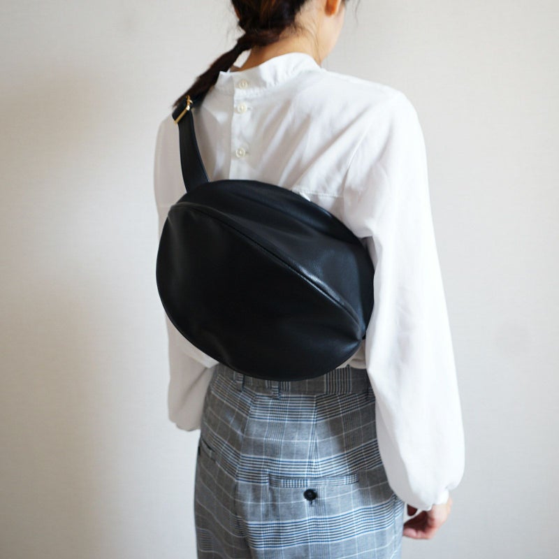 ころんと丸いボティバッグ男女兼用PUレザーブラック