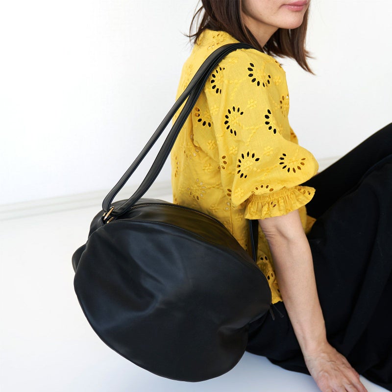 ころんと丸く大きなショルダーバッグ