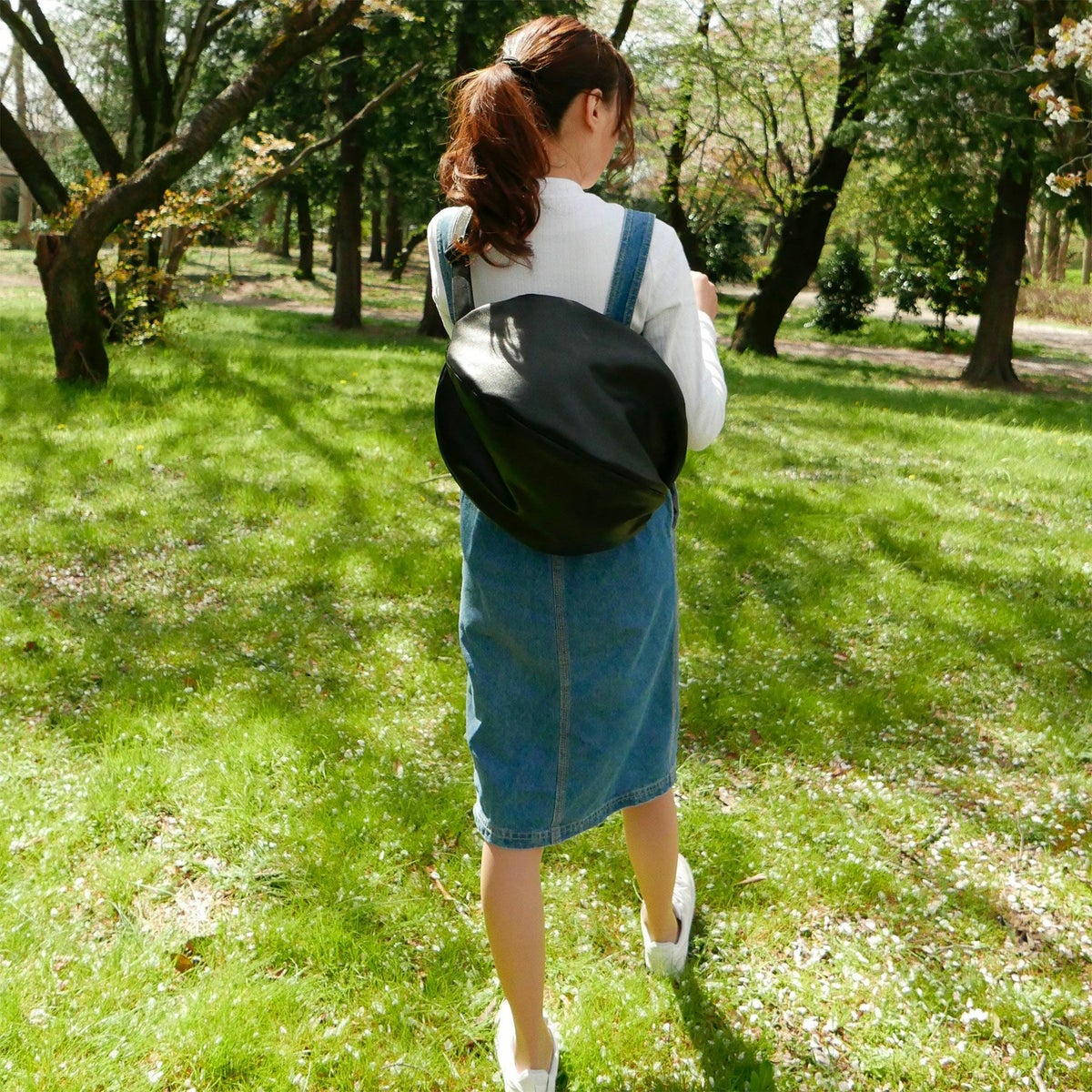 ころんと丸く大きなショルダーバッグ