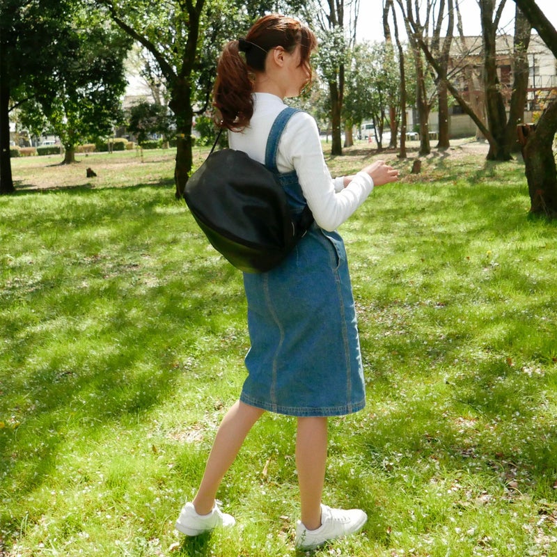 ころんと丸く大きなショルダーバッグ