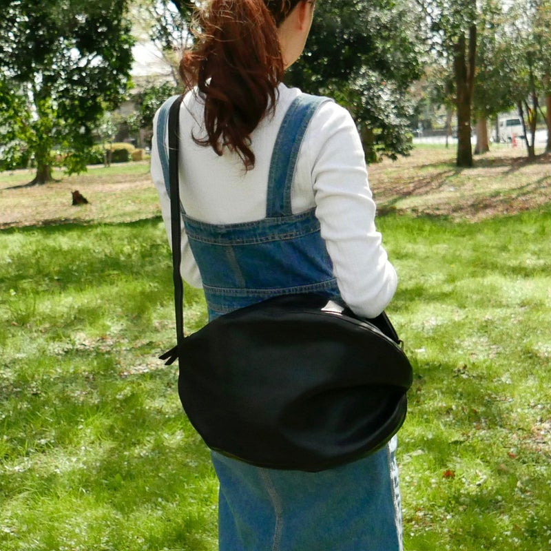ころんと丸く大きなショルダーバッグ