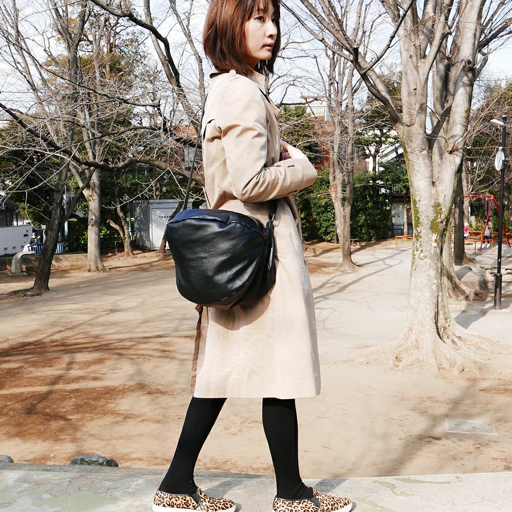 丸くて大きな本革ショルダーバッグブラック