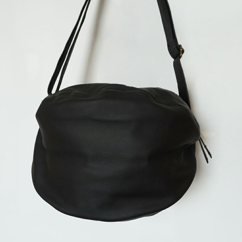 丸くて大きな本革ショルダーバッグブラック