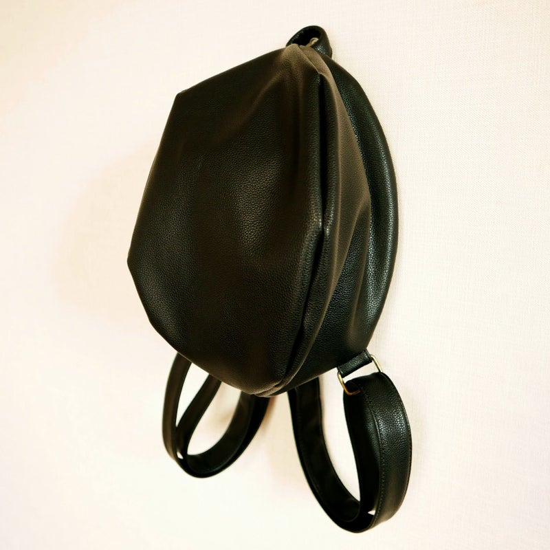 丸い大人可愛いPUリュックMレディース