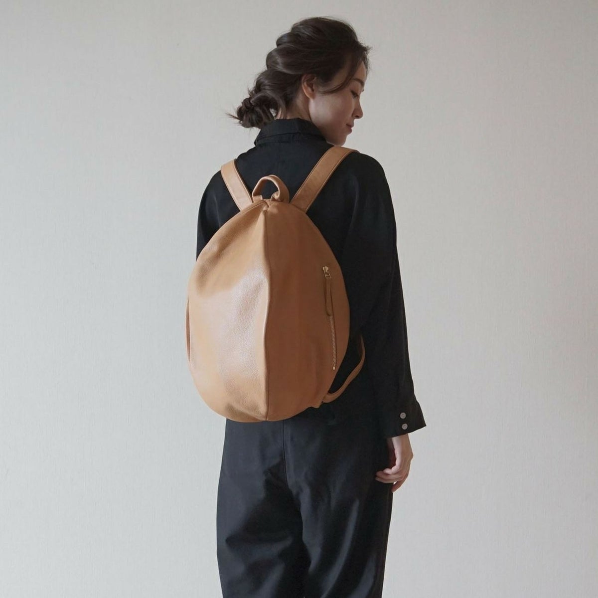 ころんと丸くて大きい大人の本革リュックキャメル