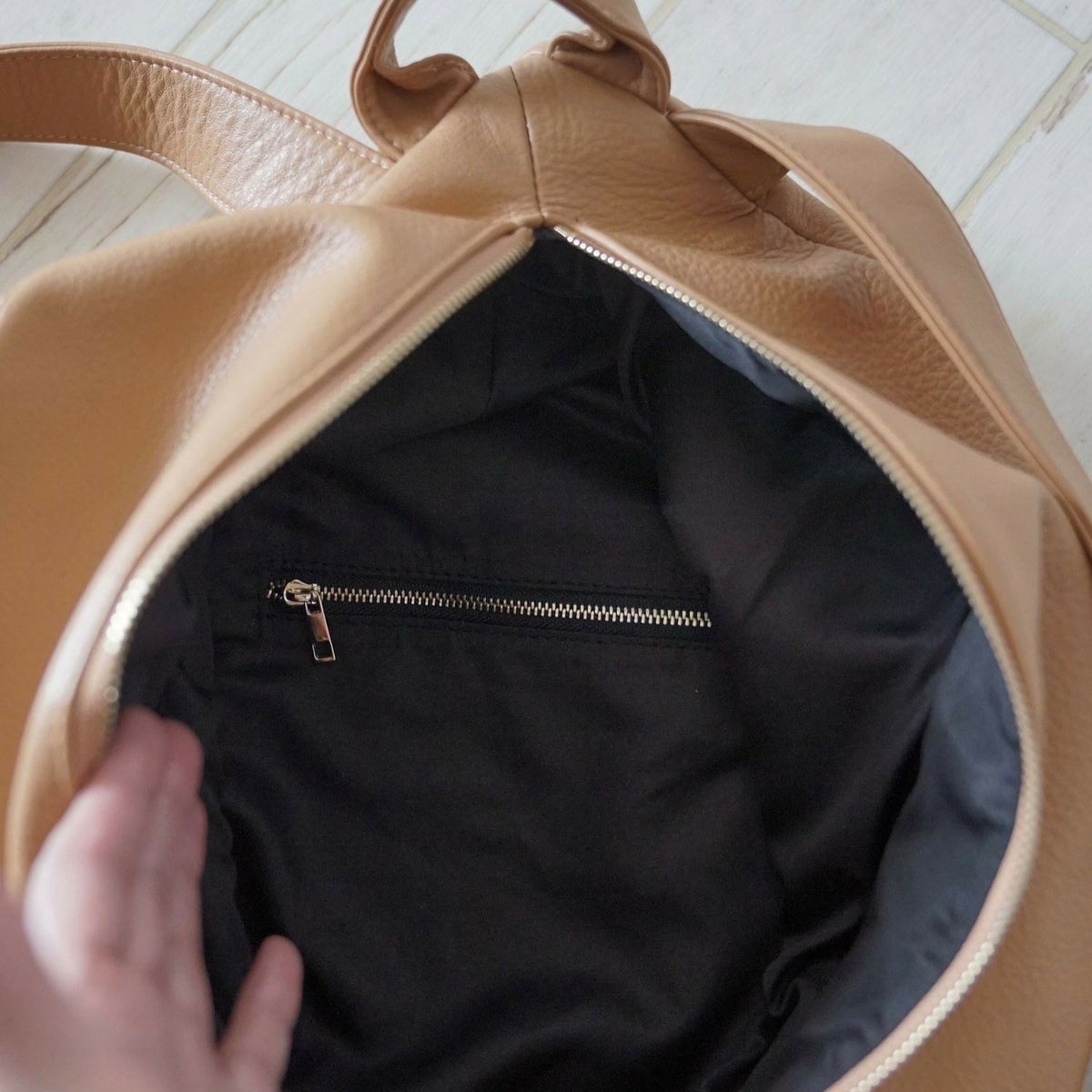 ころんと丸くて大きい大人の本革リュックキャメル