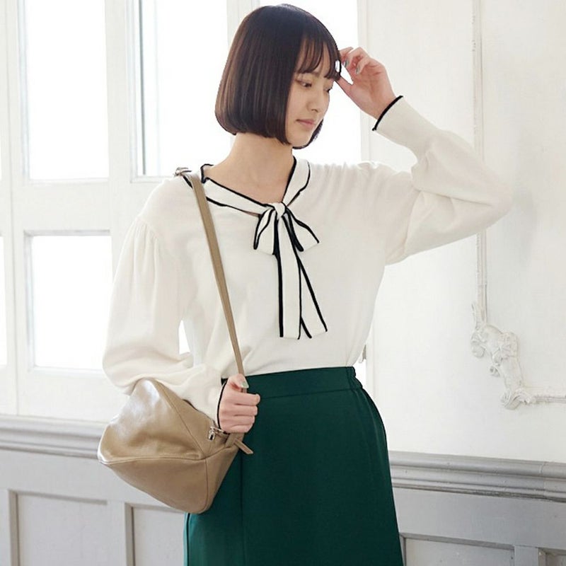 大人ベージュ春コーデ本革ショルダーバッグ