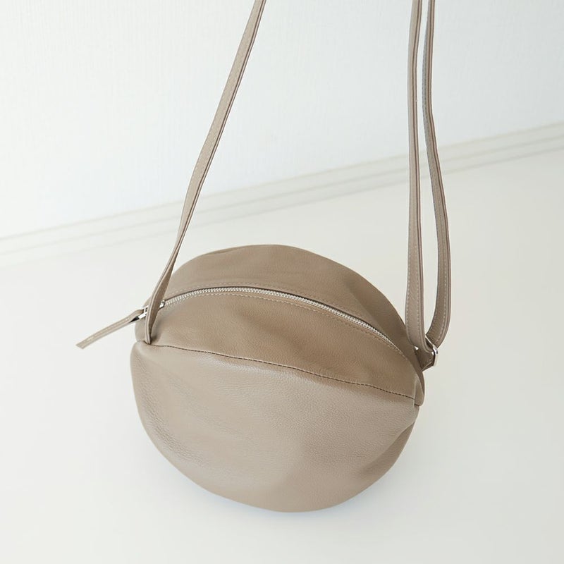 長財布が入る軽量本革ポーチレディース