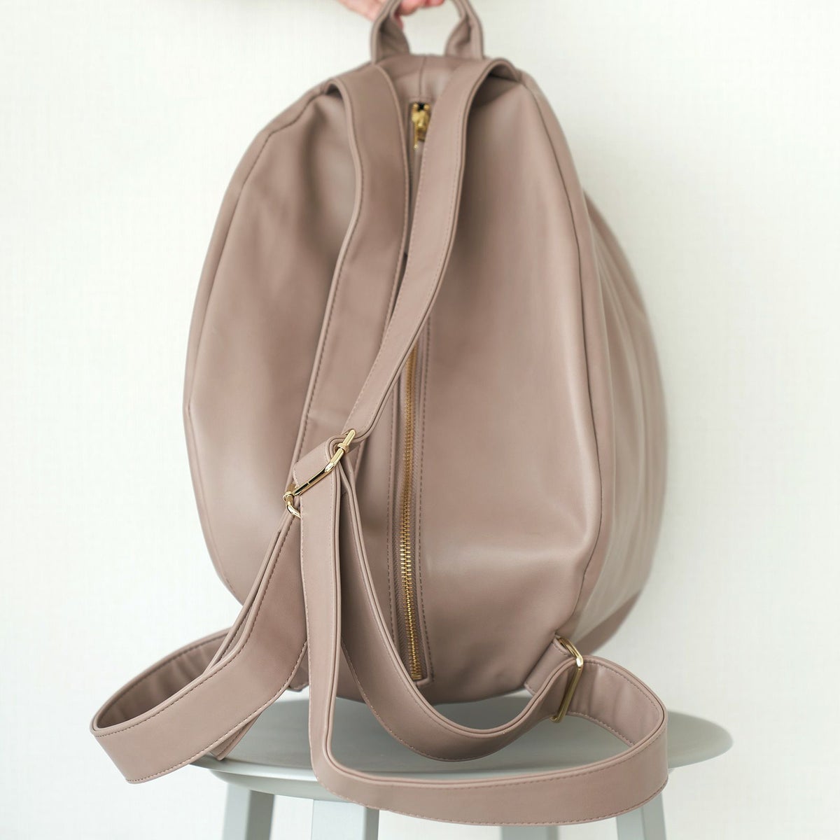 大人かわいい大容量リュックPUレザーグレーベージュ