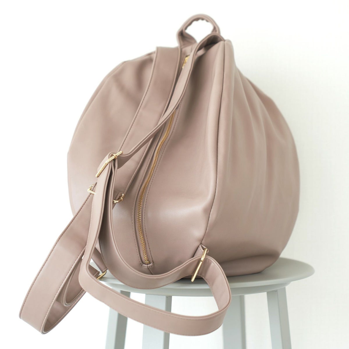 大人女子にオススメグレーベージュ大きなリュック