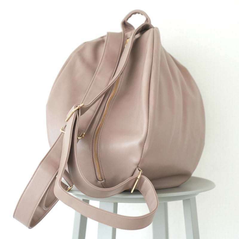 大人女子にオススメグレーベージュ大きなリュック