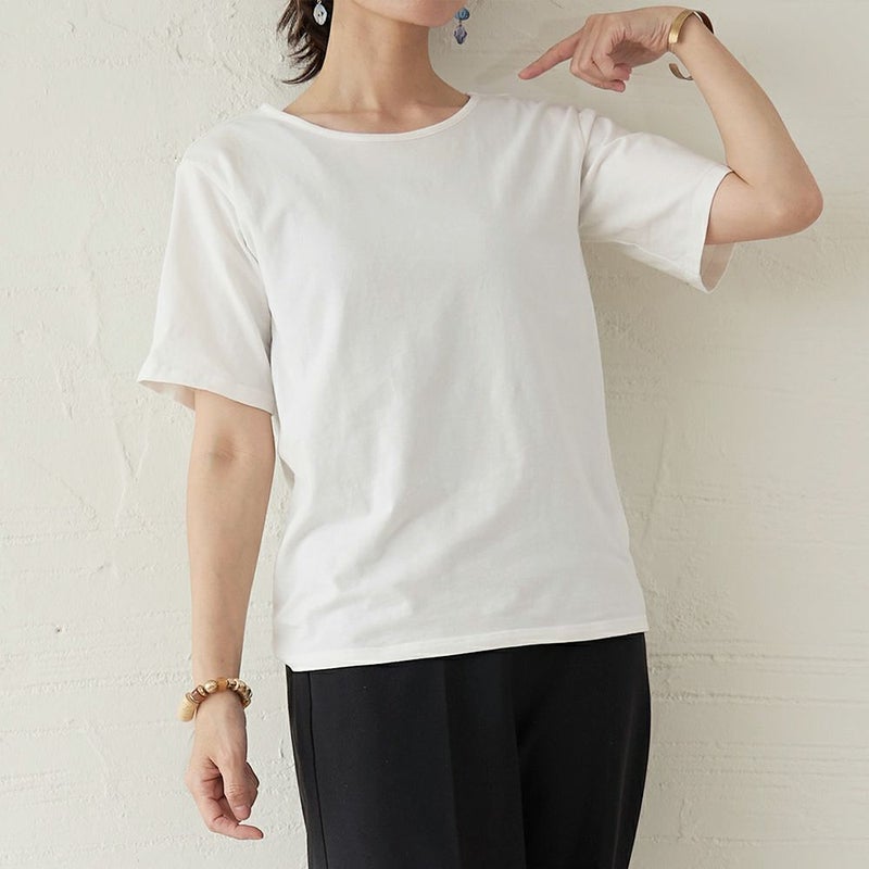 二の腕カバーする大人の白Tシャツ