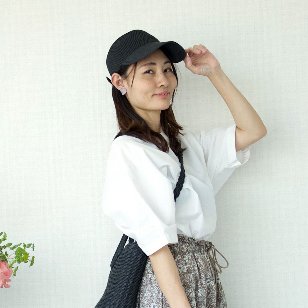 大人の麦わらキャップブラック夏コーデ