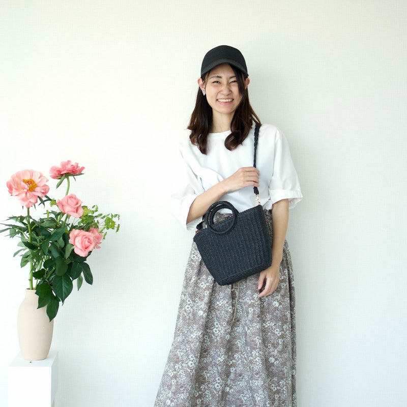 大人の麦わらキャップブラック夏コーデ