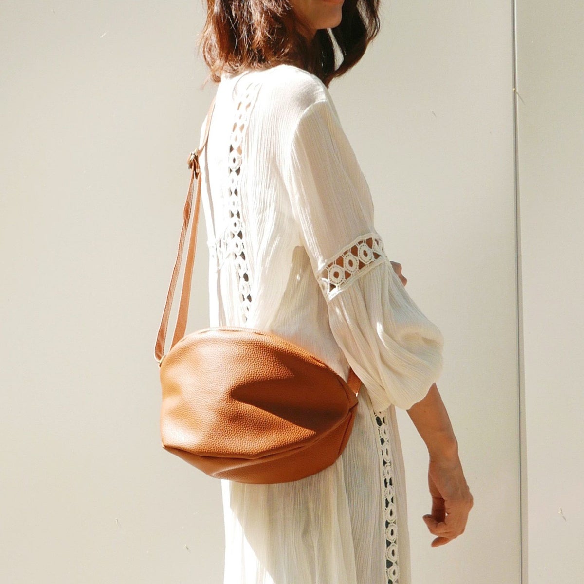 ころんとかわいい大人の丸いポーチもりのがっこうキャメル