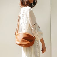 ころんとかわいい大人の丸いポーチもりのがっこうキャメル