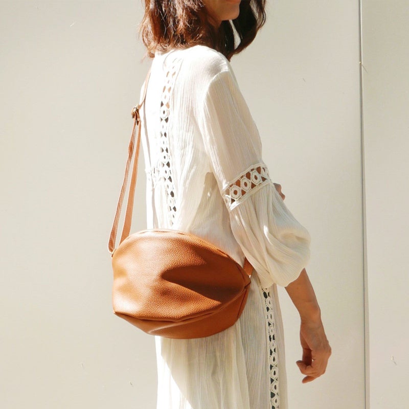 ころんとかわいい大人の丸いポーチもりのがっこうキャメル