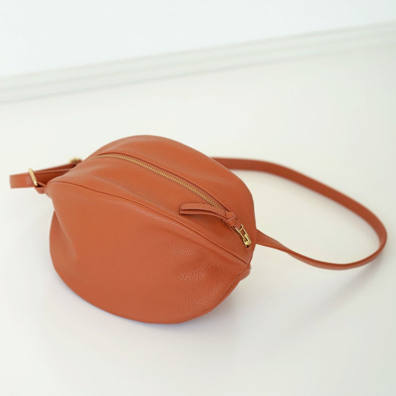 ころんとかわいい大人の丸いポーチもりのがっこうキャメル