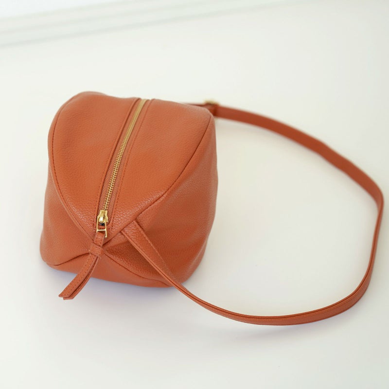 ころんとかわいい大人の丸いポーチもりのがっこうキャメル