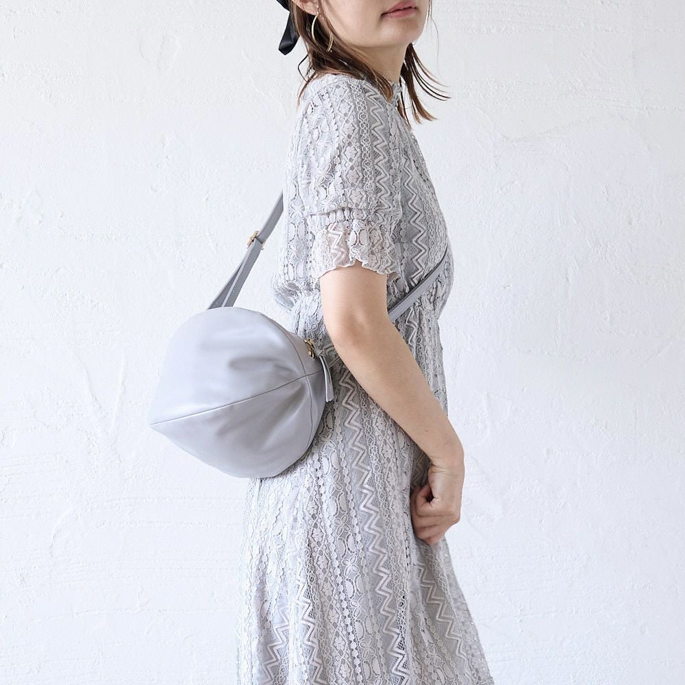 誰ともかぶらないショルダーバッグころんとポーチグレー