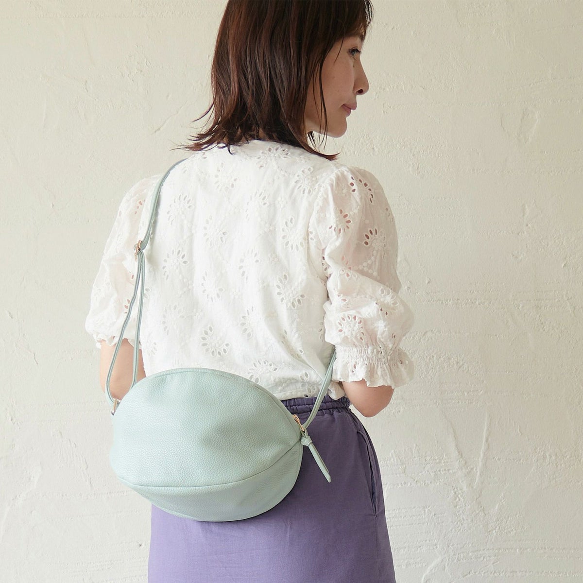 ころんとかわいい大人の丸いポーチもりのがっこう水色マカロンブルー