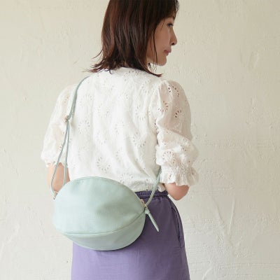 ころんとかわいい大人の丸いポーチもりのがっこう水色マカロンブルー