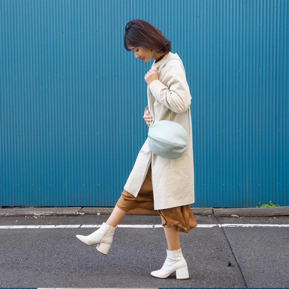 ころんとかわいい大人の丸いポーチもりのがっこう水色マカロンブルー