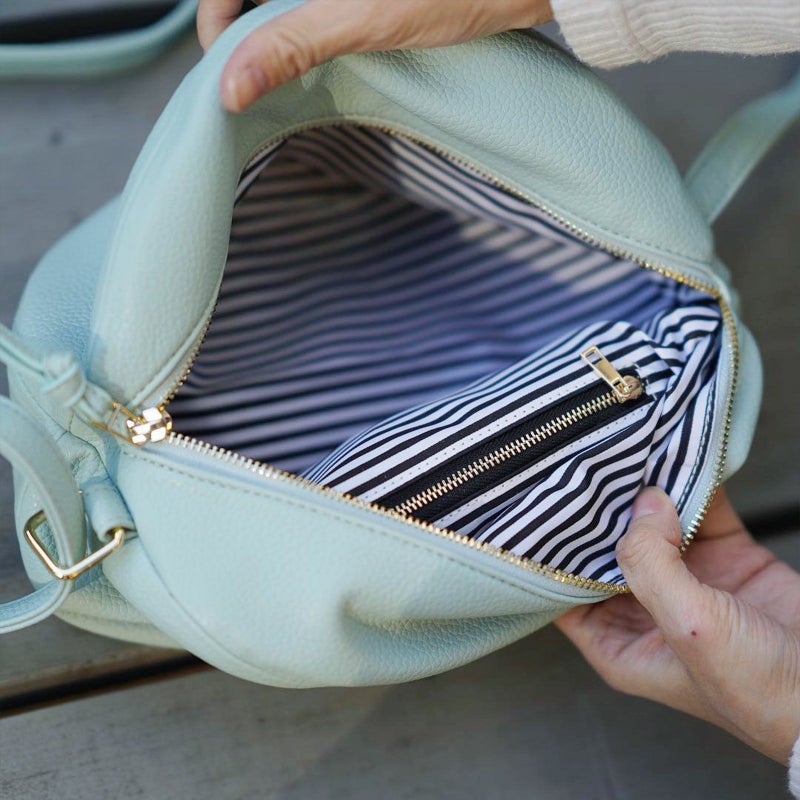 ころんとかわいい大人の丸いポーチもりのがっこう水色マカロンブルー