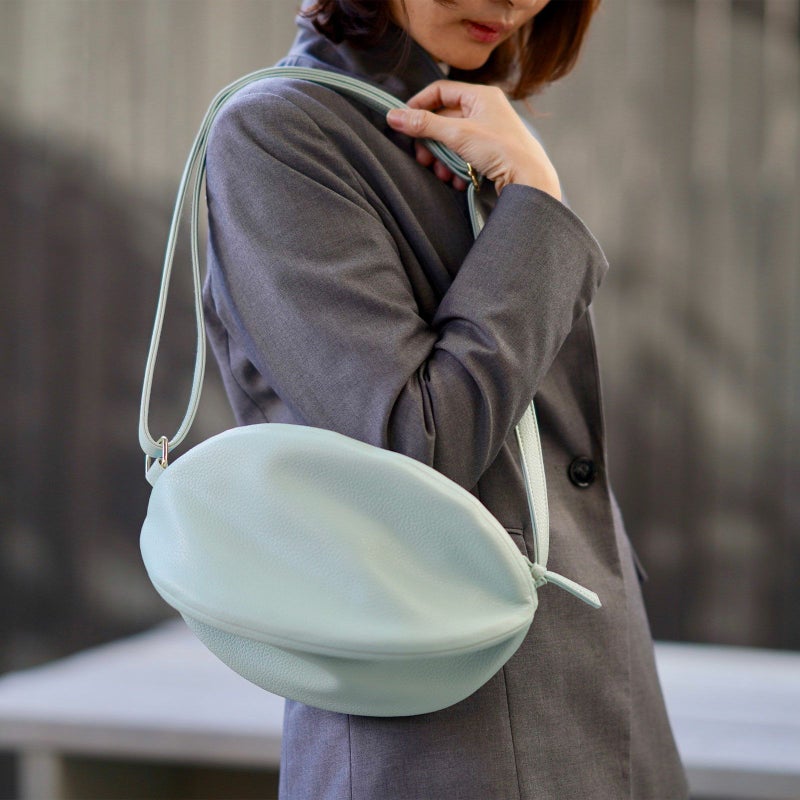 ころんとかわいい大人の丸いポーチもりのがっこう水色マカロンブルー