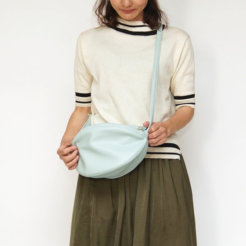 ころんとかわいい大人の丸いポーチもりのがっこう水色マカロンブルー