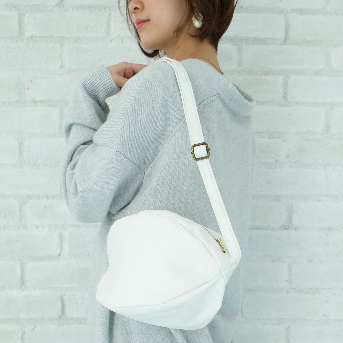 ころんとかわいい大人の丸いポーチもりのがっこう白ホワイト