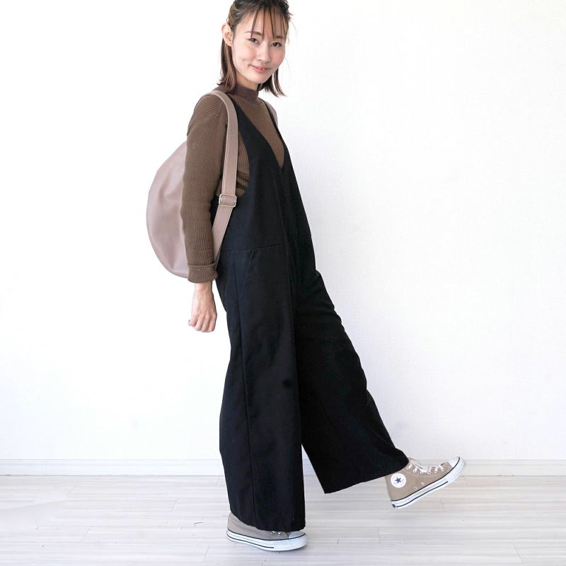 サロペットと相性抜群ハイネック茶ブラウントップ