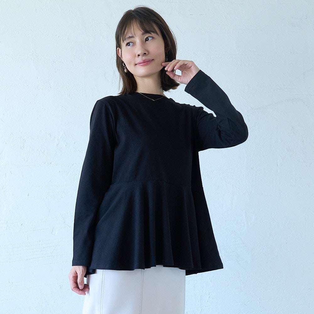 ペプラムシルエット ロングTシャツレディース”>
<p>一枚着るだけで装いが決まり、シンプルなボトムを合わせるだけでも、きちんと華やかに見える、そんな“大人のための主役トップス”を作りました。</p>
<h3>コットン主成分<br>肌あたりのやさしい素材</h3><img src=