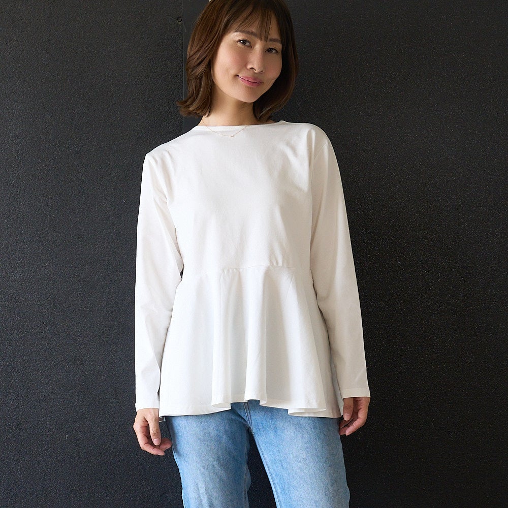ペプラムシルエット ロングTシャツレディース”>
<p>一枚着るだけで装いが決まり、シンプルなボトムを合わせるだけでも、きちんと華やかに見える、そんな“大人のための主役トップス”を作りました。</p>
<h3>コットン主成分<br>肌あたりのやさしい素材</h3><img src=