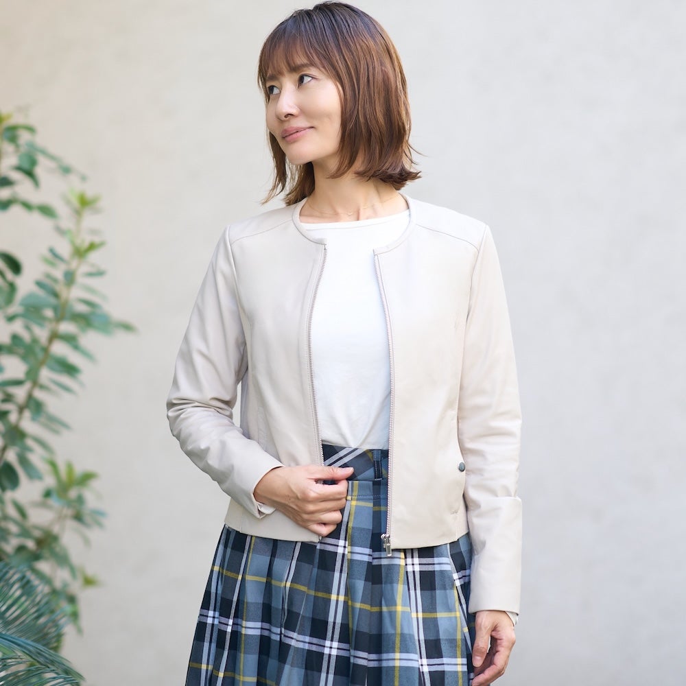 ラムレザーサイドリブノーカラージャケット ライトグレーベージュ Mサイズ着用