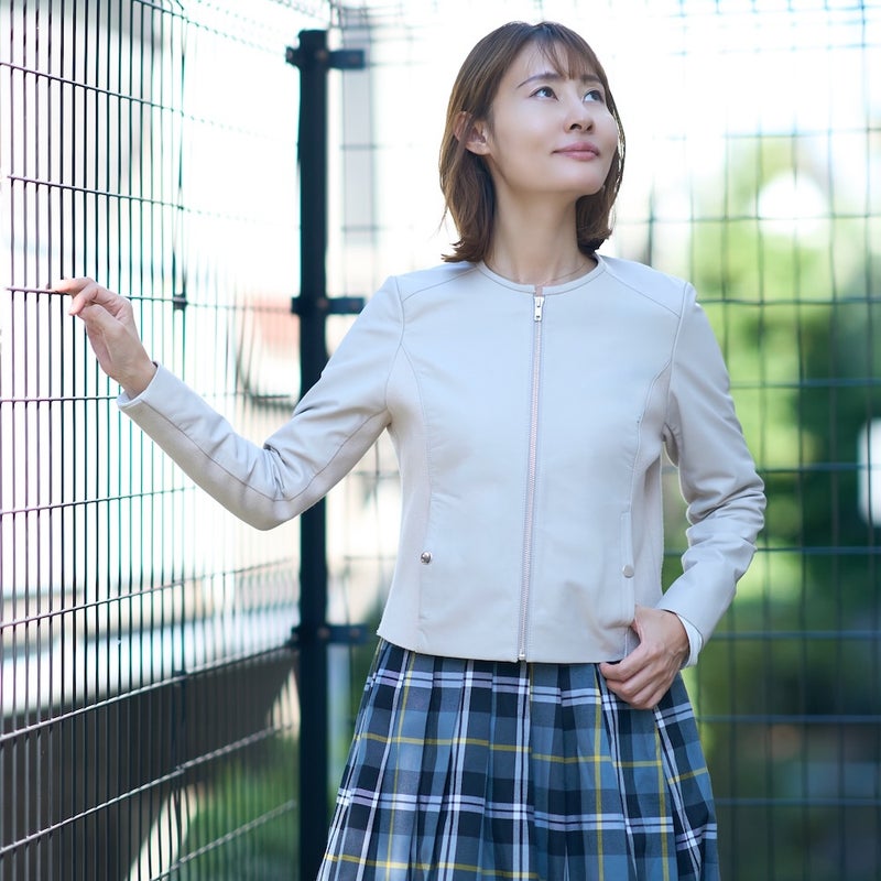 ラムレザーサイドリブノーカラージャケット ライトグレーベージュ Mサイズ着用