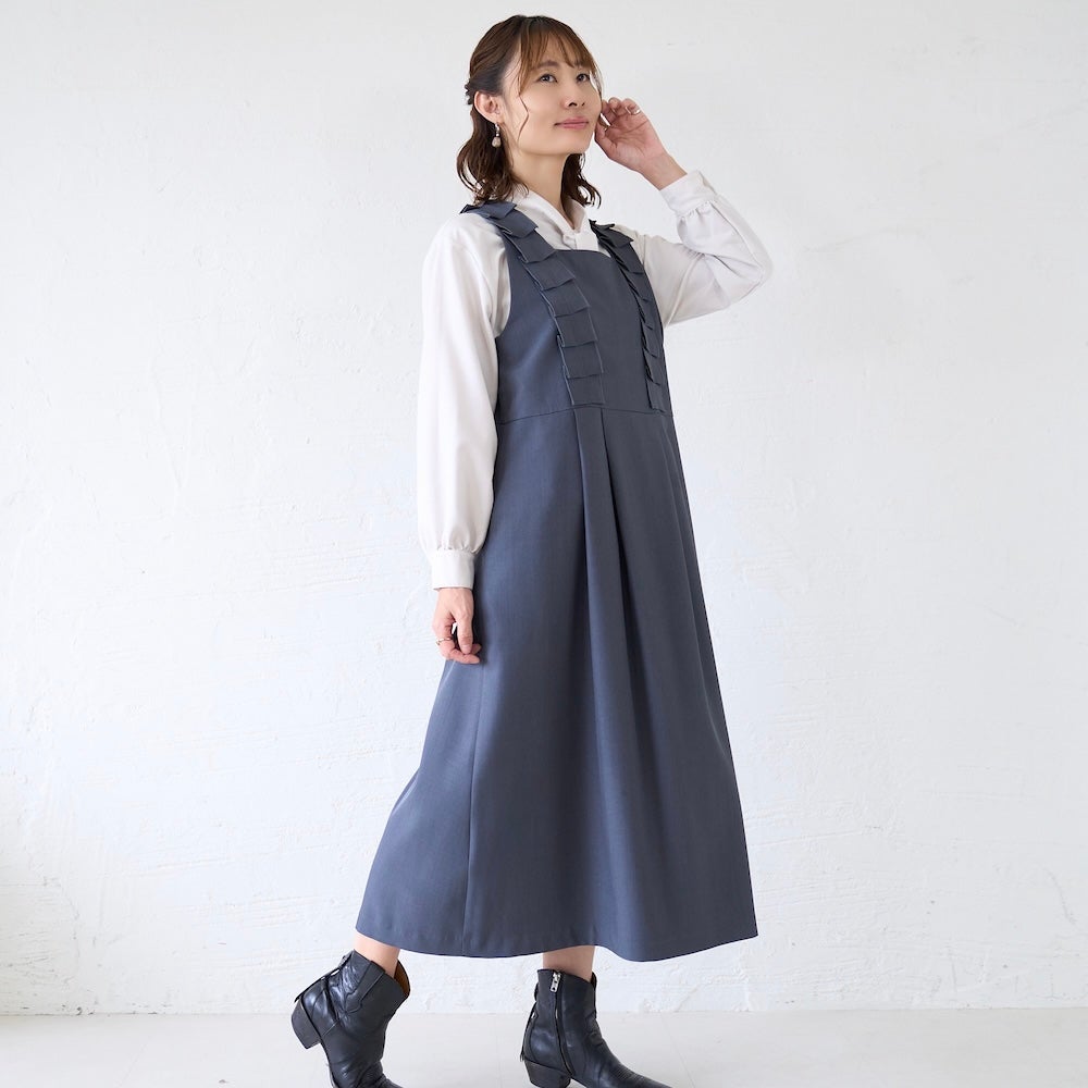 もりのがっこう サロペットワンピース チャコールグレー 座り姿