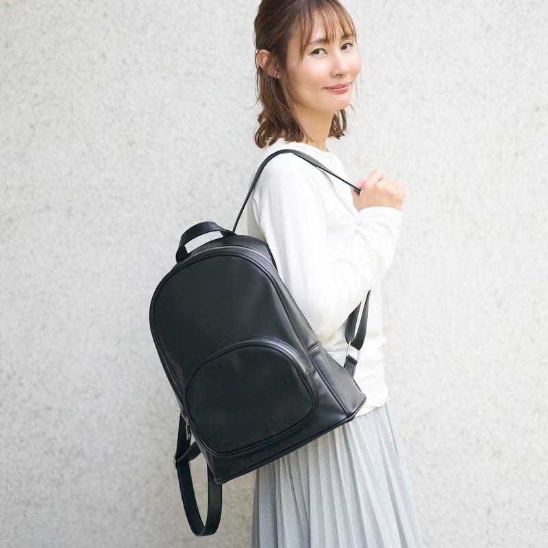 ブラックのA4リュックとブラックのころんとポーチM