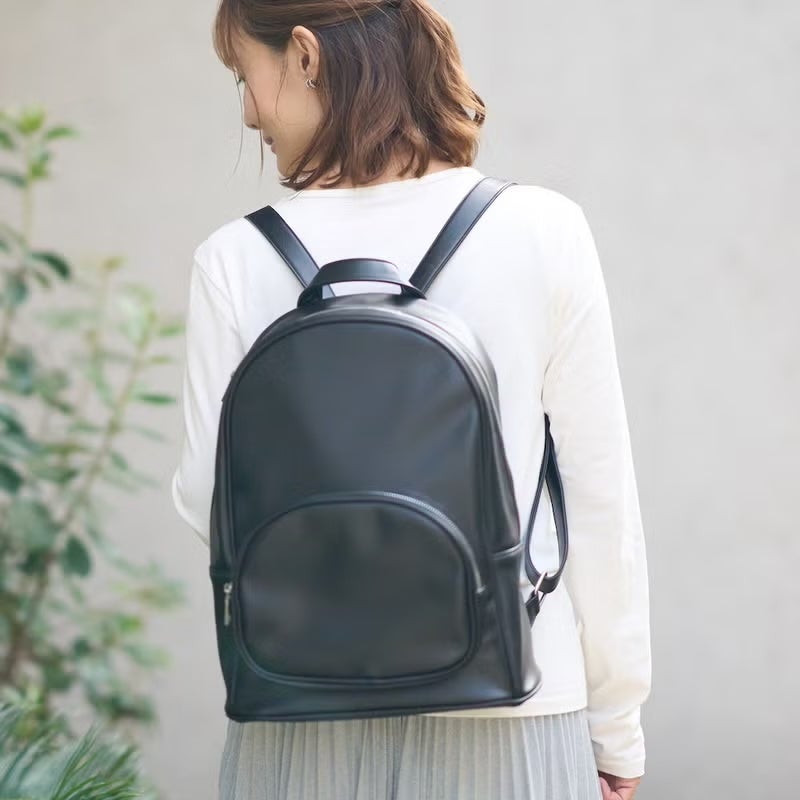 A4ブラックリュックの後ろ姿