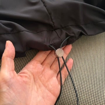 裾を絞って調整できるドローコード