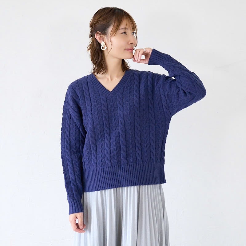 Vネックケーブルニット ネイビー 着用写真