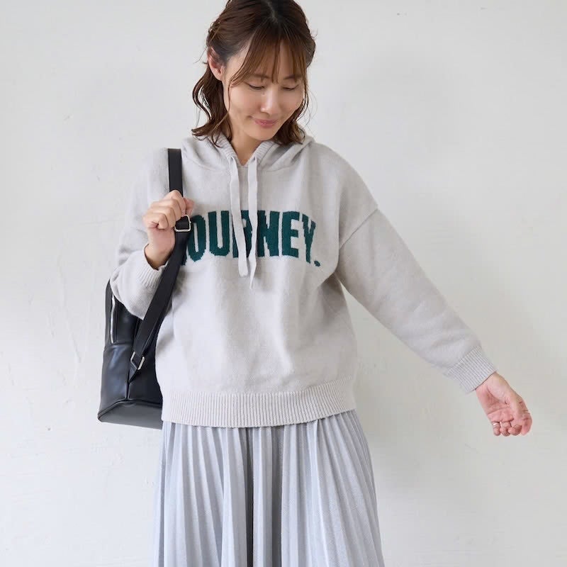 フードニット グレーベージュ バッグを合わせた着こなし